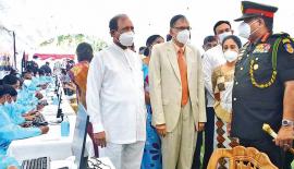 යුද හමුදා වෛද්‍ය අංශ සාමා­ජි­ක­යන් විසින් පසු­ගිය  දින­වල පව­ත්වනු ලැබූ කොවිඩ් මර්දන එන්න­ත්ක­රණ වැඩ­ස­ට­හන් ජන­තා­වගේ මහත් ඇග­යී­මට ලක්වූ අතර පසු­ගි­යදා කොළඹ යුද හමුදා රෝහ­ලේදී පාසල් අන­ධ්‍ය­යන කාර්ය මණ්ඩල සාමා­ජි­ක­යන් වෙනු­වෙන් එන්න­ත්ක­රණ වැඩ­ස­ට­හ­නක් පැවැ­ත්විණි. ඡායා­රූ­පයේ දැක්වෙන්නේ අධ්‍යා­පන අමාත්‍ය ජී.ඇල්.පීරිස්, රාජ්‍ය අමාත්‍ය සුසිල් ප්‍රේම­ජ­යන්ත සහ යුද හමු­දා­පති, ජෙන­රාල් ශවේන්ද්‍ර  සිල්වා විසින් එම වැඩ­ස­ට­හන නිරී­ක්ෂ­ණය කළ අයු­රුයි. විශේ­ෂඥ වෛද්‍ය සීතා අර­ඹෙ­පොළ ද එම අව­ස්ථා­වට එක්ව සිටි­යා