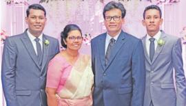 ෆ්‍රෙන්ඩ්ස් ඔෆ් අර්ත් ඉන්ට­ර්නැ­ෂ­නල් හී සභා­පති හේමන්ත විතා­නගේ බිරිඳ සහ දරු­වන් දෙදෙනා සමඟ