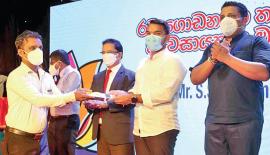 තරුණ කට­යුතු හා ක්‍රීඩා අමාත්‍ය නාමල් රාජ­පක්ෂ, යොවුන් ව්‍යව­සා­යක තරු­ණ­ය­කුට මූල්‍යා­ධාර හා ගිවි­සු­ම්පත් පිරි­නැමූ අයුරු. ජාතික තරුණ සේවා සභා­පති දමිත වික්‍ර­ම­සිංහ හා‍ හැ­ටන් නැෂ­නල් බැංකුවේ නිල­ධා­රීහු ද මෙම අව­ස්ථා­වට එක්වූහ.