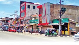 වයි­ර­සයේ ව්‍යාප්තිය පාල­නය කිරීම සඳහා ඉකුත් සතියේ නගර රැසක්ම වසා දැමී­මට වෙළෙඳ සංගම් විසින් ස්වේඡා­වෙන් තීර­ණය කළ අතර මේ අනු­රා­ධ­පුර නග­රයේ කඩ­සාප්පු වසා දමා තිබූ අයු­රුය.