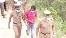 ඝාතකයා සිරුර වළ දැමු ස්ථානයට රැගෙන යමින්