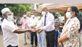 කොළඹ දිස්ත්‍රි­ක්කයේ පුද්ග­ල­යන් සඳහා 2000 දීම­නාව ලබා­දීම කොළඹ දිස්ත්‍රික් ලේකම් ප්‍රදීප් යස­ර­ත්නගේ ප්‍රධා­න­ත්ව­යෙන් දෙම­ට­ගො­ඩදී සිදුවූ අව­ස්ථාව