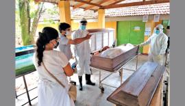 පවුලේ ඥාතීන් දෙදෙ­නෙ­කුට පම­ණක් මුද්‍රිත පොලි­තීන් බෑගයේ දැමූ කොරෝනා මළ සිරු­රක්  මොහො­ත­කට විවෘත කර පෙන්වන අයුරු