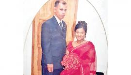 ඝාතනය වූ කලනි විවාහය දා  සිය  සැමියා සමඟ