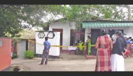 මියගිය සිසු­වාගේ ගාල්ල මහ­මෝ­දර සිය­ඹ­ල­ග­හ­වත්ත ප්‍රදේ­ශයේ පිහිටි නිවස අසල පොලිස් පරීක්ෂණ පැවැත් වූ අයුරු.