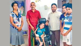 දෙව්මි රන්සරා, අමාත්‍ය ඩලස් අල­හ­ප්පෙ­රුම  දෙව්මිගේ මව, පියා සහ මල්ලිලා සමඟ