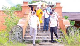 රාජ්‍ය ඇමැති විජිත බේරුගොඩ වල් බිහිවී ඇති ශාක්‍ය ජනපද ව්‍යාපෘතිය නිරික්ෂණය කිරීමට ඉකුත් සතියේ පැමිණි අයුරු.
