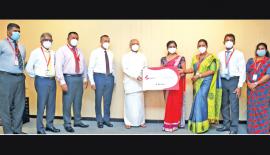  බ්‍රැන්ඩික්ස් ‘රන් දරු අබි­සෙස්’ශිෂ්‍යත්ව  යෝජනා ක්‍රමය යටතේ   ප්‍රථම රන් දරු අභි­ෂේක ශිෂ්‍ය­ත්වය කේ. අක්ෂි­කාට සංකේ­තා­ත්ම­කව පිරි­නැ­මීමේ අව­ස්ථා­වට එක්වූ අධ්‍යා­පන අමාත්‍ය දිනේෂ් ගුණ­ව­ර්ධන, අධ්‍යා­පන අමා­ත්‍යාං­ශයේ ලේකම් මහා­චාර්ය කපිල පෙරේරා, Brandix Essentials ආය­ත­න­යෙහි ප්‍රධාන විධා­යක නිල­ධාරි ලලිත් බණ්ඩාර,  බ්‍රැන්ඩික්ස් හි සමාජ සත්කාර ප්‍රධානී මාලිකා සම­ර­වීර ඇතුළු  බ්‍රැන්ඩික්ස් සමා­ගමේ සෙසු නියෝ­ජි­තයෝ