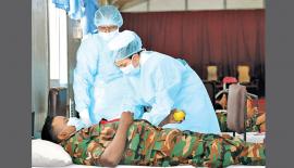 අසාධ්‍ය කොවිඩ් රෝගීන්ට ලේ ලබාදීම සඳහා ලේ දන්දීමේ ව්‍යාපාරයක් යාපනයේ රෝහලේදී ඉකුත් සතියේදී පැවති අතර හමුදා නිලධාරියකු ලේ දන්දෙන අවස්ථාවේදී හෙදියන් දෙදෙනකු ඊට සහාය වන අයුරු   සිළුමිණ යාපනය වාර්තාකරු සුමති නංගරාසාගේ කැමරා කාචයේ සටහන් වූයේ මෙසේය.
