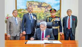  ගජබා රෙජිමේන්තුවේ නව පරිපාලන ගොඩනැඟිල්ල විවෘත කළ දින ජනාධිපතිවරයා සමරු සටහනක් තබමින්. වමේ සිට,⁣ මේජර් ජෙනරල් ජගත් ඩයස් (විශ්‍රාමික), ජෙනරල් කමල් ගුණරත්න (විශ්‍රාමික), යුද හමුදාපති, ජෙනරල් ශවේන්ද්‍ර සිල්වා සහ මේජර් ජෙනරල් සතිෂ් ජයසුන්දර (විශ්‍රාමික) පසෙකින් සිටී.