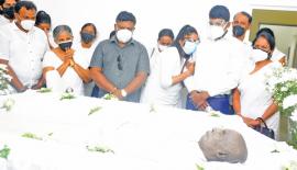 බොරැල්ල, ජය­රත්න මල්ශා­ලාවේ තබා තිබූ වස­න්ත­ප්‍රිය රාම­නා­ය­ක­යන්ගේ දේහ­යට ඔහුගේ බිරිය මල්ලිකා,  (දකුණු පස) දිය­ණිය රන්දුලා හා  පුත­ණු­වන් චන්දුක ඥාතීන් සමඟ අව­සන් ගෞර­වය දැක්වූ අව­ස්ථාව.