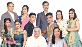 බුරාරිහි  භාතියා පවුලේ  මියගිය එකොළොස්දෙනා.  මෙය මරණයෙන් පසු සකස් කළ ඡායාරූපයකි.