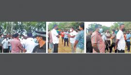 සෙව­ණ­ගල සීනි ආය­ත­නයේ වත්මන් සභා­ප­ති­ව­රයා ඇතුළු ඉහළ නිල­ධා­රීන් සිවු දෙනෙකු විසින් මහා පරි­මා­ණයේ වංචා දූෂණ රැසක් සිදු කර­මින් සිටින බව චෝදනා කර­මින් සෙව­ණ­ගල සීනි ආය­ත­නයේ සේව­ක­යන් පිරි­සක් ඉකුත් 25 වැනි දින වැඩ වර්ජ­න­යක යෙදී සිටින අයුරු.