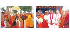 කුසි­නා­රා­ ජාත්‍ය­න්තර ගුව­න්තො­ටු­පළ විවෘත කිරීමේ උත්සවයට එක්ව සිටි නායක ස්වාමීන් වහන්සේ ඇතුළු ඉන්දිය අගමැති නරේන්ද්‍ර මෝදි, තරුණ කට­යුතු හා ක්‍රීඩා ඇමති නාමල් රාජ­පක්ෂ සහ දූත පිරිස