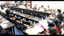 නොවැ­ම්බර් 11 වැනිදා පැවැති කෝප් කාරක සභා­වේදී  ආයෝ­ජන මණ්ඩ­ලයේ අවි­ධි­මත් ගෙවීම් සම්බ­න්ධව කරුණු විමසූ අව­ස්ථාව