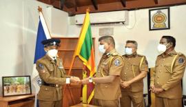 උතුරු මැද පළාත භාර ජ්‍යෙෂ්ඨ  නියෝජ්‍ය පොලිස්පති  කිත්සිරි ජයලත් මහතා විසින් පොලිස් සැරයන් එස්.එම්. ආනන්ද සිරිපාලට මුදල් ත්‍යාගය පිරිනැමූ අවස්ථාව. අනුරාධපුර දිසාව භාර නියෝජ්‍ය පොලිස්පති ලක්සිරි විජේසේන සහ ජ්‍යෙෂ්ඨ පොලිස් අධිකාරි සුගතපාල ද ඡායාරූපයේ වේ.