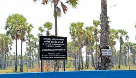 එරා­වුර් පුණ්ණ­කු­ඩාහි ඉඩම් ප්‍රති­සං­ස්ක­රණ කොමි­ස­මට අයත් ඉඩ­මක් පෞද්ග­ලික  හිමි­ක­රු­වන් අත්පත් කරගෙන ඇති අයුරු.