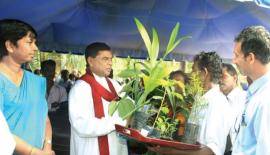 දිවි නැඟුම නිර්මාතෘ මුදල් අමාත්‍ය බැසිල් රාජ­ප­ක්ෂ­යන්  එකල දිවි නැඟුම ප්‍රති­ලා­භීන්ගේ ක්ෂේත්‍ර චාරිකාවකදී. 