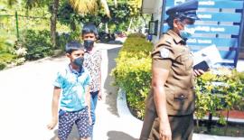 දරු දෙදෙනා අධි­ක­රණ වෛද්‍ය නිල­ධා­රී­ව­රයා වෙත  ඉදි­රි­පත් කිරී­මට සූදා­නම් කළ අව­ස්ථාව