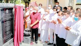  ජාතික පාස­ලක් බවට පත්වූ මො/ සිය­ඹ­ලා­ණ්ඩුව මහා විදු­හල විවෘත කිරී­මට ජනා­ධි­පති ගෝඨා­භය  රාජ­පක්ෂයන් සමඟ අධ්‍යා­පන ඇමැති දිනේෂ් ගුණ­ව­ර්ධන, ඌව පළාත් ආණ්ඩු­කාර ඒ.ජේ.එම් මුස­ම්මිල්,  රාජ්‍ය ඇමැ­ති­ව­රුන් වන ශෂීන්ද්‍ර රාජ­පක්ෂ, විජිත බේරු­ගොඩ සහ පියල් නිශා­න්තද සිල්වා  ඇතුළු පිරි­සක් සහ­භාගි වූහ.