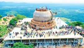 කූරගල ඉදි­වෙන සුගත ශාක්‍ය මහා සෑ මළුවේ කොන්ක්‍රීට් ඇති­රීම.