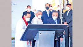 චීන ශ්‍රී ලංකා සබදතාවලට වසර 65 පිරීම නිමිත්තෙන් වරාය නගර පිවිසුමේ පවත්වන ලද ඡායාරූප ප්‍රදර්ශනය ජනාධිපති ගෝඨාභය රාජපක්ෂයන්, අගමැති මහින්ද රාජපක්ෂයන් සහ චීන විදේශ කටයුතු අමාත්‍ය වැන්ග් යී විවෘත කළ අවස්ථාව.