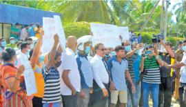 ලුණු ලේවායේ සභා­පති වරයා ඇතුළු පිරිස නග­රා­ධි­පතිට විරෝ­ධය දක්ව­මින් පැවති විරෝ­ධ­තා­වය