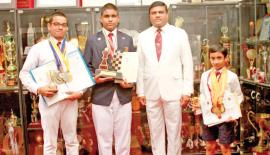 නාල­න්ද විදු­හ­ල්පති තිලක් වත්තු­හේවා සමඟ සම්මාන දිනූ සිසුන් වන රන්ධීර්, සුසල් හා සිළුන