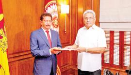 ජනා­ධි­ප­ති ගෝඨා­භය රාජ­පක්ෂයන් විසින් ජනා­ධි­පති ලේකම් තනතුරට අදාළ පත්වීම් ලිපිය ගාමිණී සෙන­රත් ට ජනවාරි 19 වැනිදා බාර­දුන් අව­ස්ථාව.
