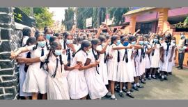 සිද්ධි­යත් සමඟ මහමග උද්ඝෝෂණය කළ  ත්‍රිකු­ණා­ම­ලය සම්මුගා හින්දු බාලිකා  පාසලේ දරු­වන්