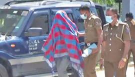 ප්‍රධාන සැකකරු ඇතුළු සැකකරුවන් අධිකරණයට රැගෙන ආ අයුරු.