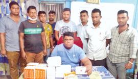 වැට­ලීම සිදු­කළ මහ­නු­වර කොට්ඨාස දූෂණ මර්දන අංශයේ නිල­ධා­රීන් අත්අ­ඩං­ගු­වට ගත් මත්පෙති තොගය සමඟ