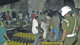 මාතර කොටුදොර ළඟ පොලිස් මාර්ග බාධකය බිඳදමා  කංචනගේ නිවෙසට යන විරෝධතාකරුවන්