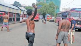 තරු­ණ­යන් පිට­කො­ටුව බස් නැව­තුමේ ක්‍රිකට් ක්‍රීඩා කර­මින්