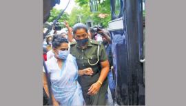 ශෂී වීරවංශ වසර දෙකක බරපතළ වැඩ සහිත සිරඳඩුම් නියම වීමෙන් පසු බන්ධනාගාරයට රැගෙන යාමට බස් රථයට  ගොඩවීමට  යන අවස්ථාව