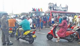 පොලී­සිය හා ගැටුණු  අර­ග­ල­ක­රු­වන්