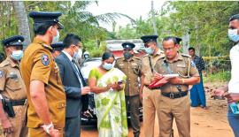 තඹු­ත්තේ­ගම ප්‍රධාන මහේ­ස්ත්‍රාත් එම්. වී නුවන් කෞශල්‍ය විසින් ස්ථානීය පරී­ක්ෂණ සිදු කළ අයුරු