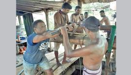 අම­ර­දාස රත්න­පුර කර­පිංච ප්‍රදේ­ශයේ මැණික් පත­ල­ය­කට දබ­රය කර­ක­ව­මින්