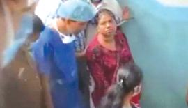 රෝ­හල් කර්ය ­ම­ණ්ඩ­ලයේ ග්‍රහ­ණ­යට හසුව ඇය වෛද්‍ය විසින් ආරක්ෂිතව රැගෙන යන අයුරු