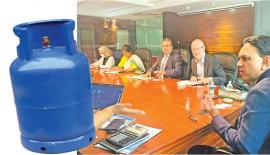 ලිට්ට්‍රෝ සභාපති මුදිත පීිරිස් ලෝක බැංකවේ නියෝජිතයන් සමඟ ඉකුත්දා  කරන ලද සාකච්ඡාවේ අවස්ථාවක්. මෙහිදී ලිට්ට්‍රෝ ගෑස් සමාගම ඇගයීමට ලක්විය.