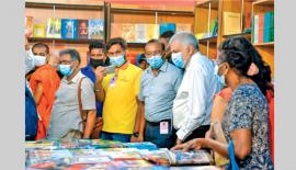 ජනපතිවරයා පොත් කුටියක පාඨකයින් සමඟ තොරතුරු විමසමින්