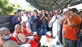 ගමන ඇරඹීමට පෙර සඟරුවනේ ආශිර්වාදය ලබා ගනිමින්